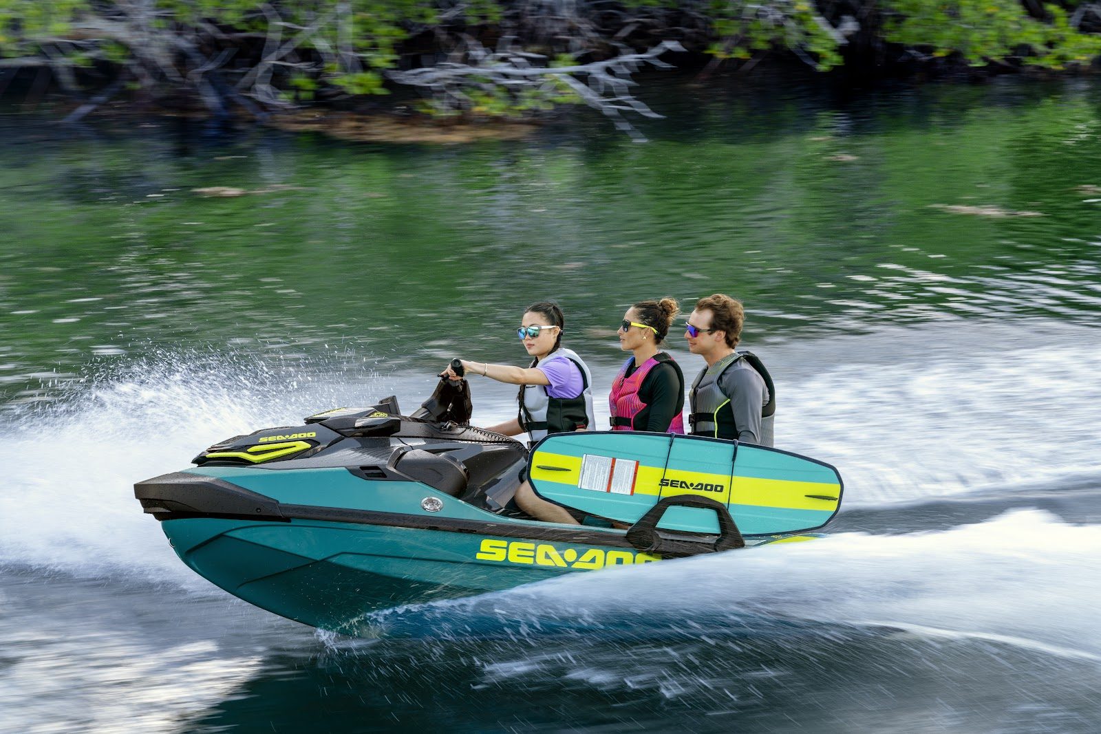 Sea-Doo Wake Pro 230 en el agua