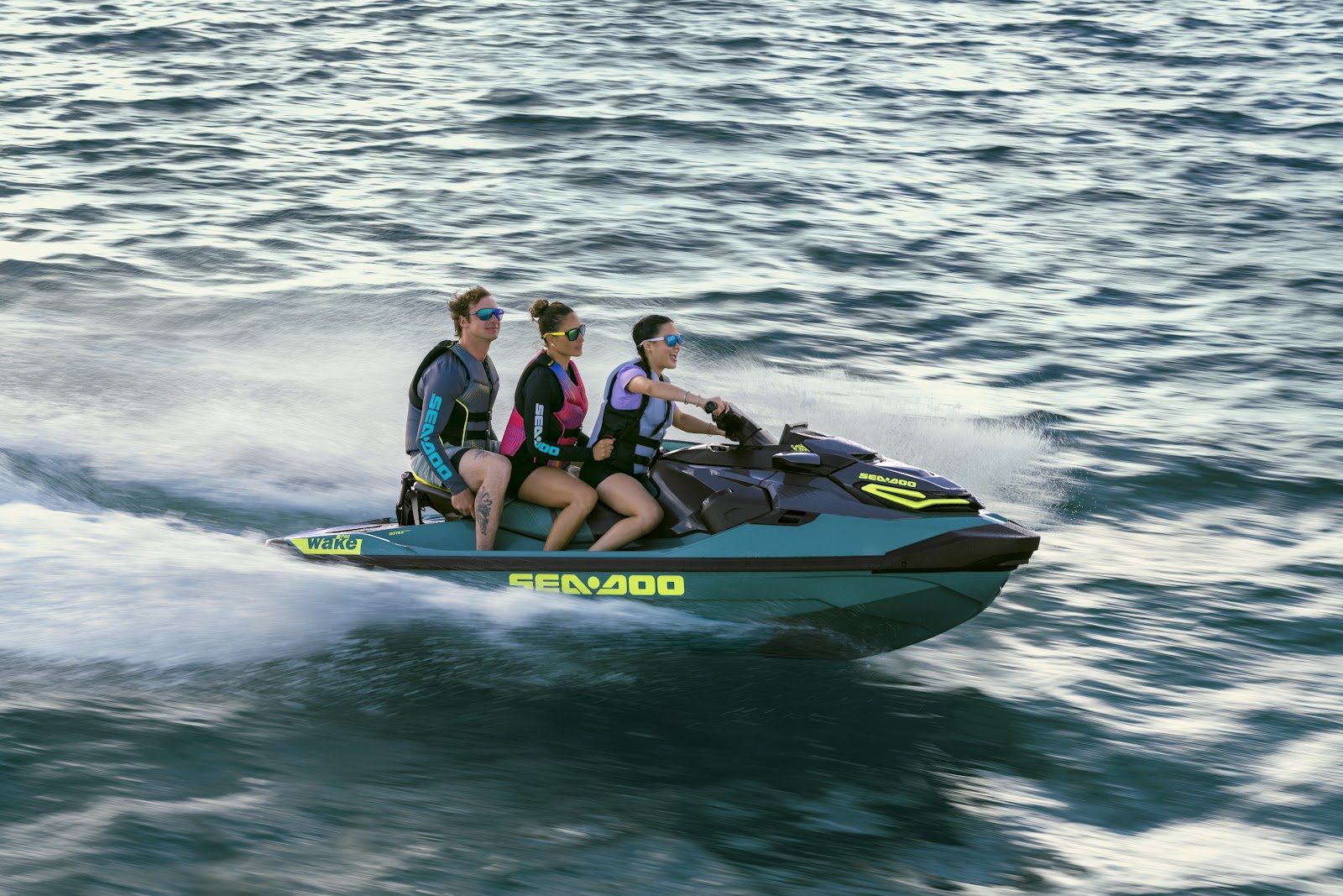 Sea-Doo Wake Pro 230 en el agua