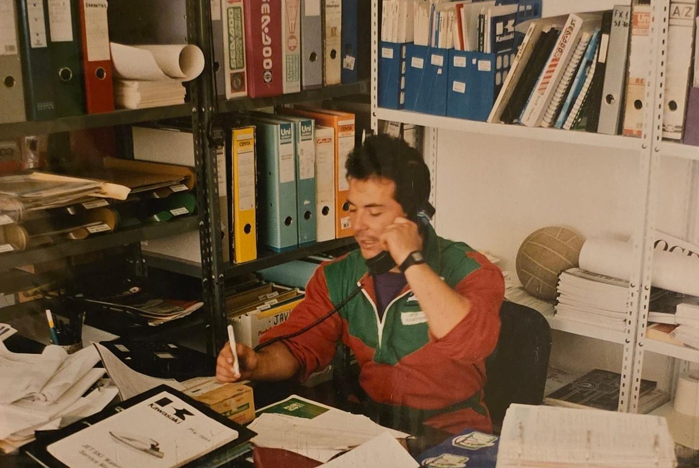 Manuel en la oficina de Rosman en 1992, al teléfono entre carpetas de Sea-Doo y Kawasaki