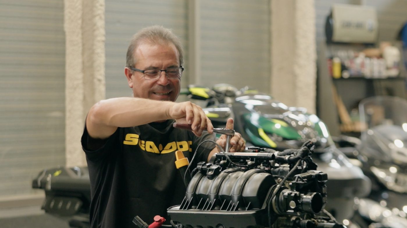 Manuel hoy en el taller, trabajando en un motor de Sea-Doo